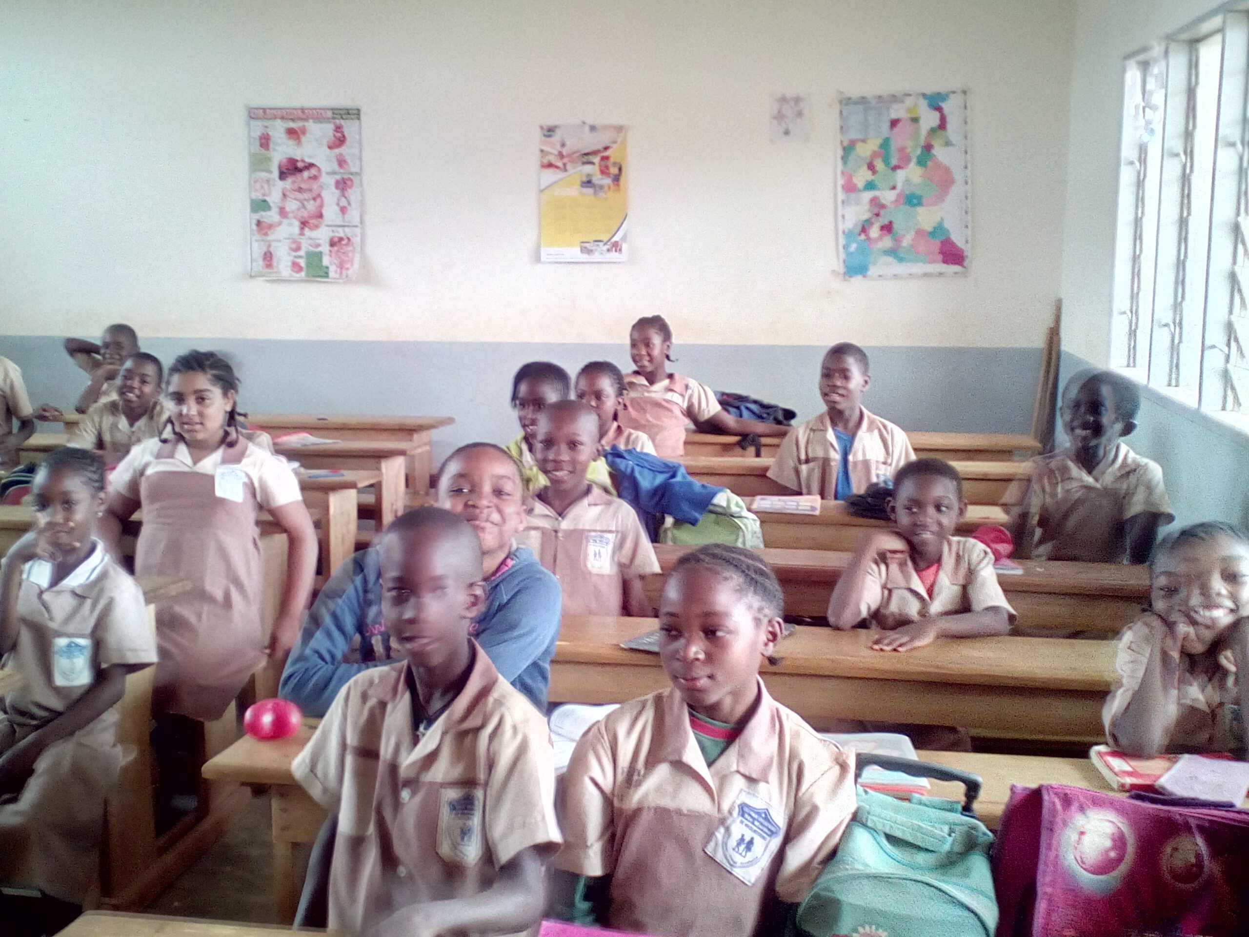 Élèves assis dans une salle de classe