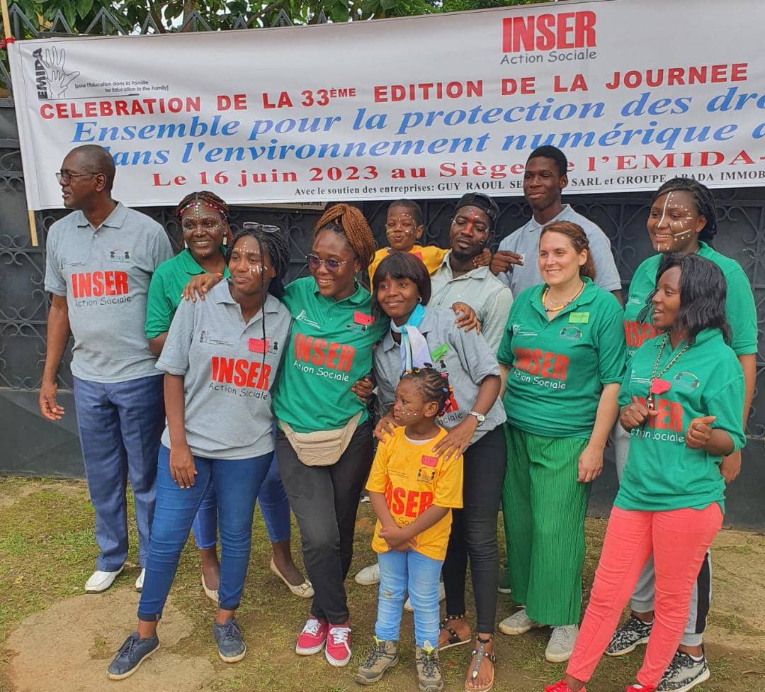 Groupe de jeunes en t-shirts verts lors de la Journée de l'enfant africain