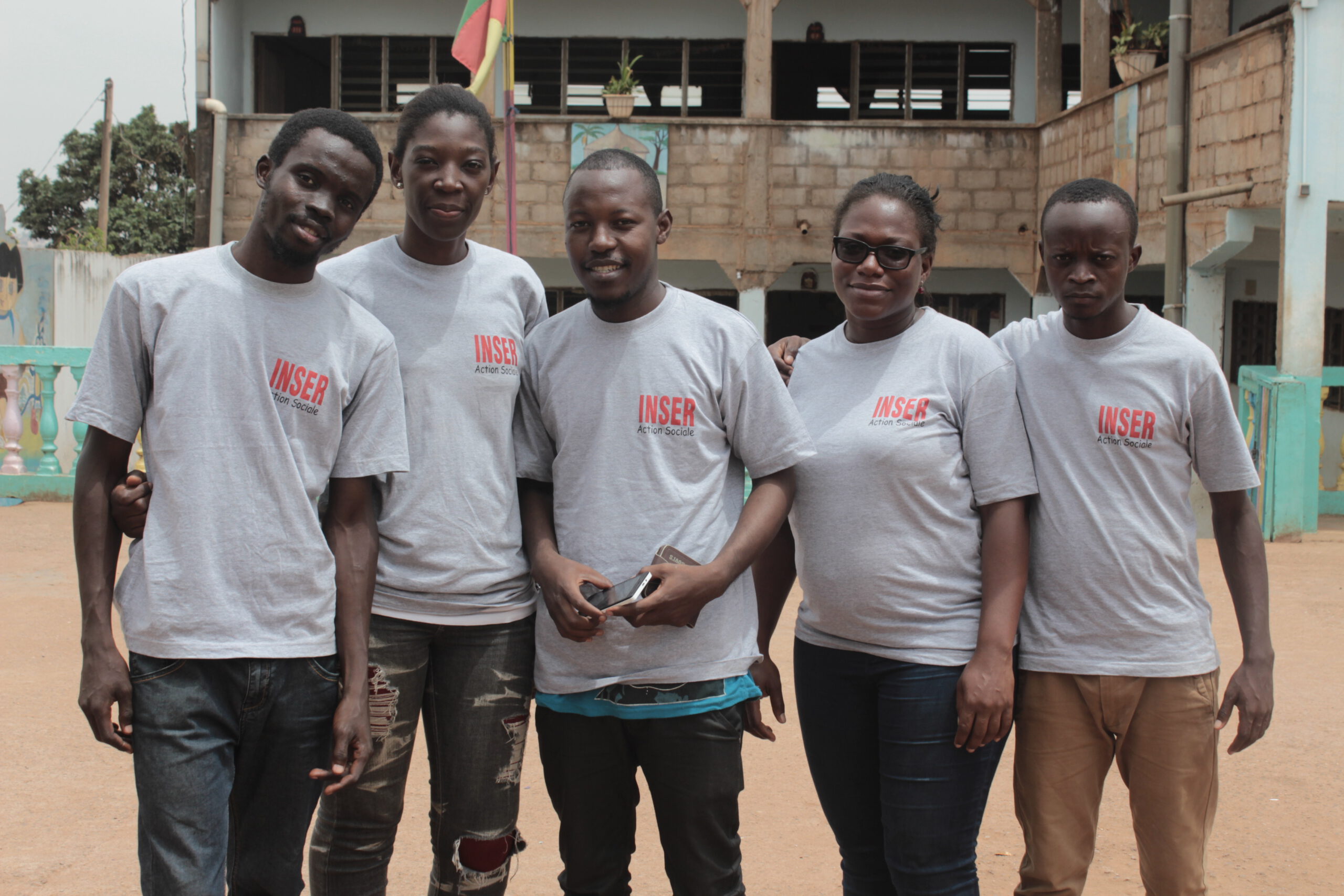 L'équipe d'INSER Action Sociale : cinq jeunes en t-shirts gris